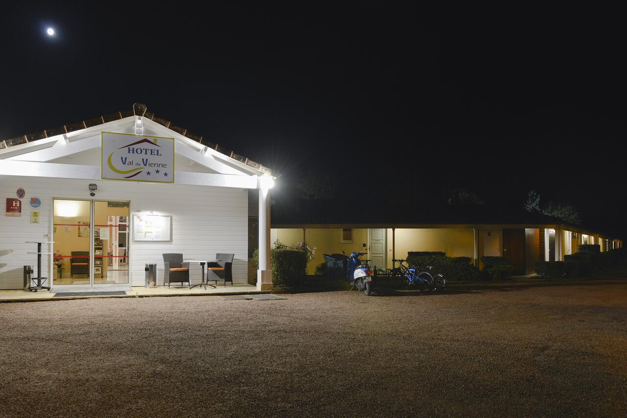 Logis Hotel Val De Vienne Le Vigeant Εξωτερικό φωτογραφία