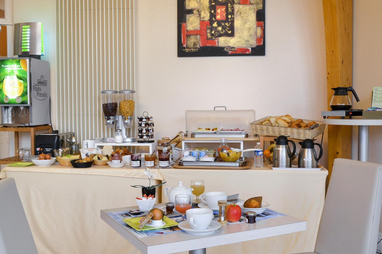 Logis Hotel Val De Vienne Le Vigeant Εξωτερικό φωτογραφία