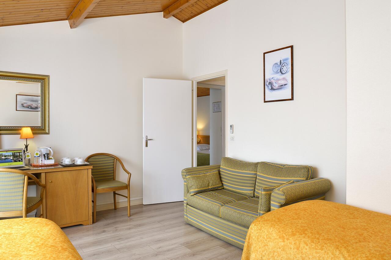 Logis Hotel Val De Vienne Le Vigeant Εξωτερικό φωτογραφία