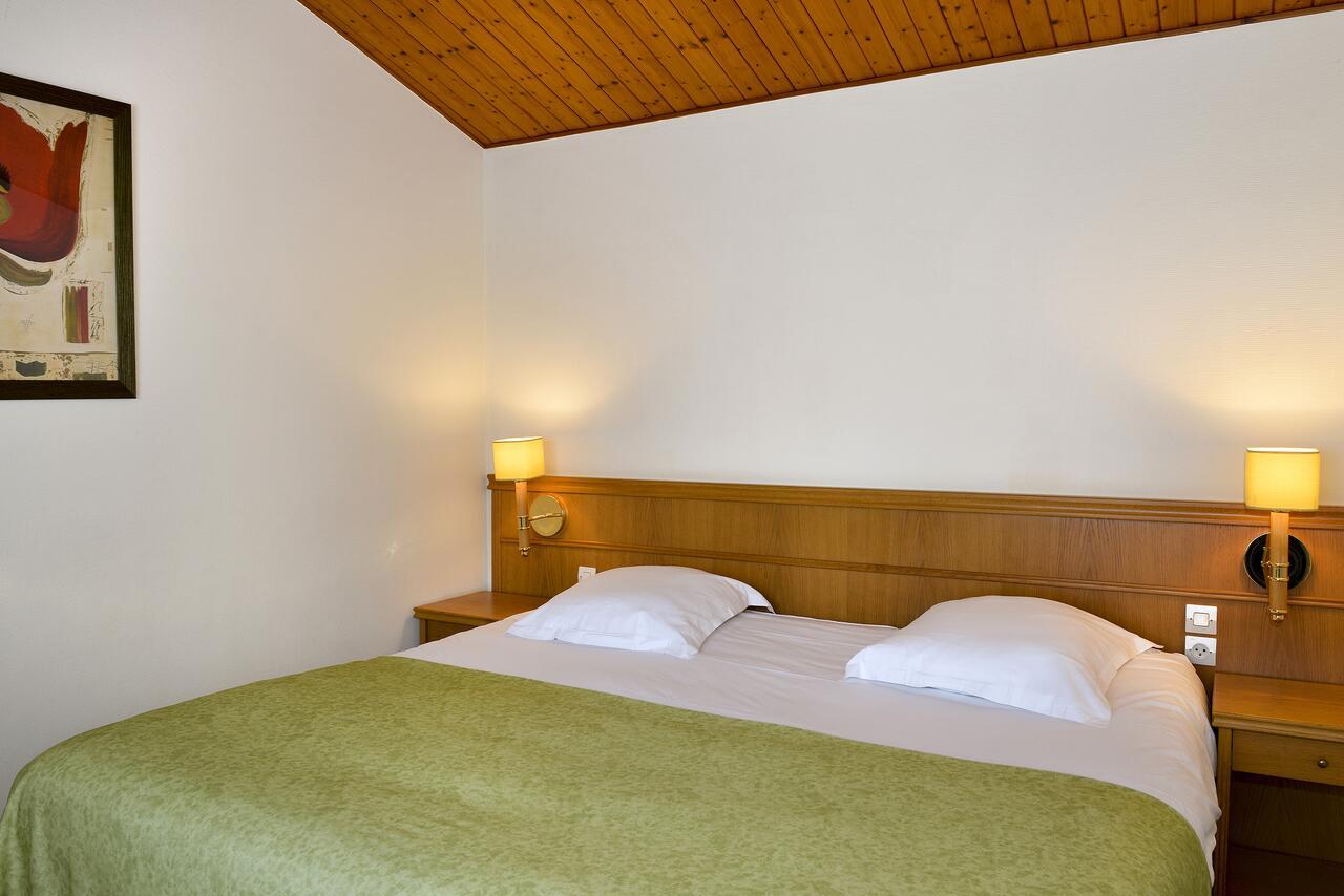 Logis Hotel Val De Vienne Le Vigeant Εξωτερικό φωτογραφία