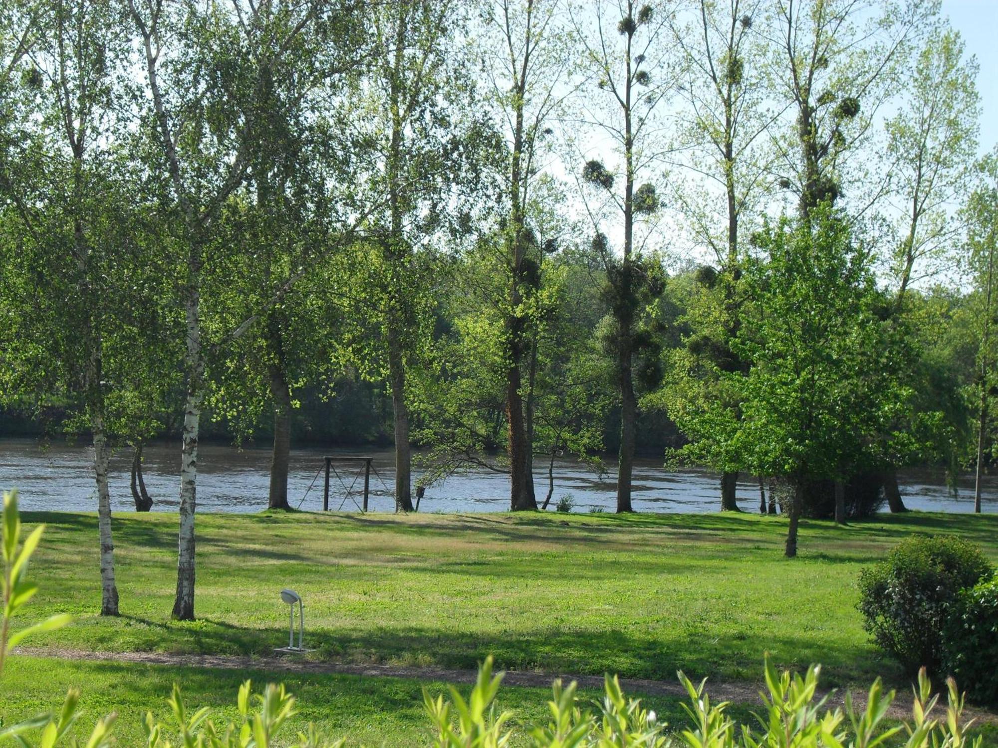 Logis Hotel Val De Vienne Le Vigeant Εξωτερικό φωτογραφία