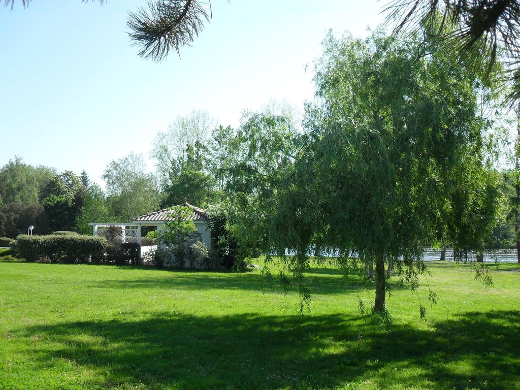 Logis Hotel Val De Vienne Le Vigeant Εξωτερικό φωτογραφία