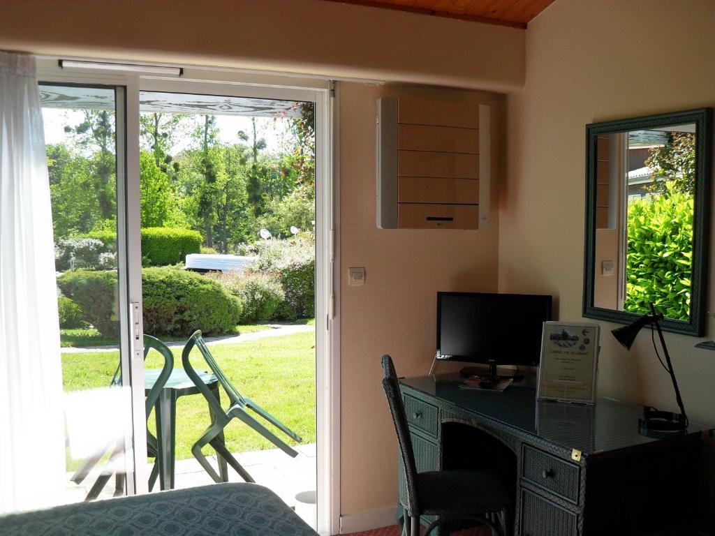 Logis Hotel Val De Vienne Le Vigeant Εξωτερικό φωτογραφία
