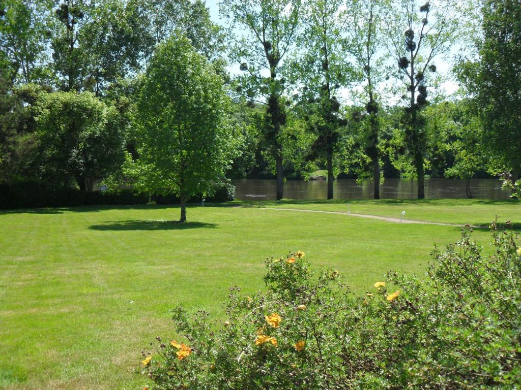 Logis Hotel Val De Vienne Le Vigeant Εξωτερικό φωτογραφία