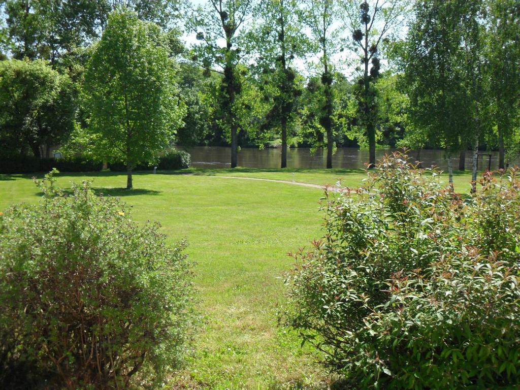 Logis Hotel Val De Vienne Le Vigeant Εξωτερικό φωτογραφία