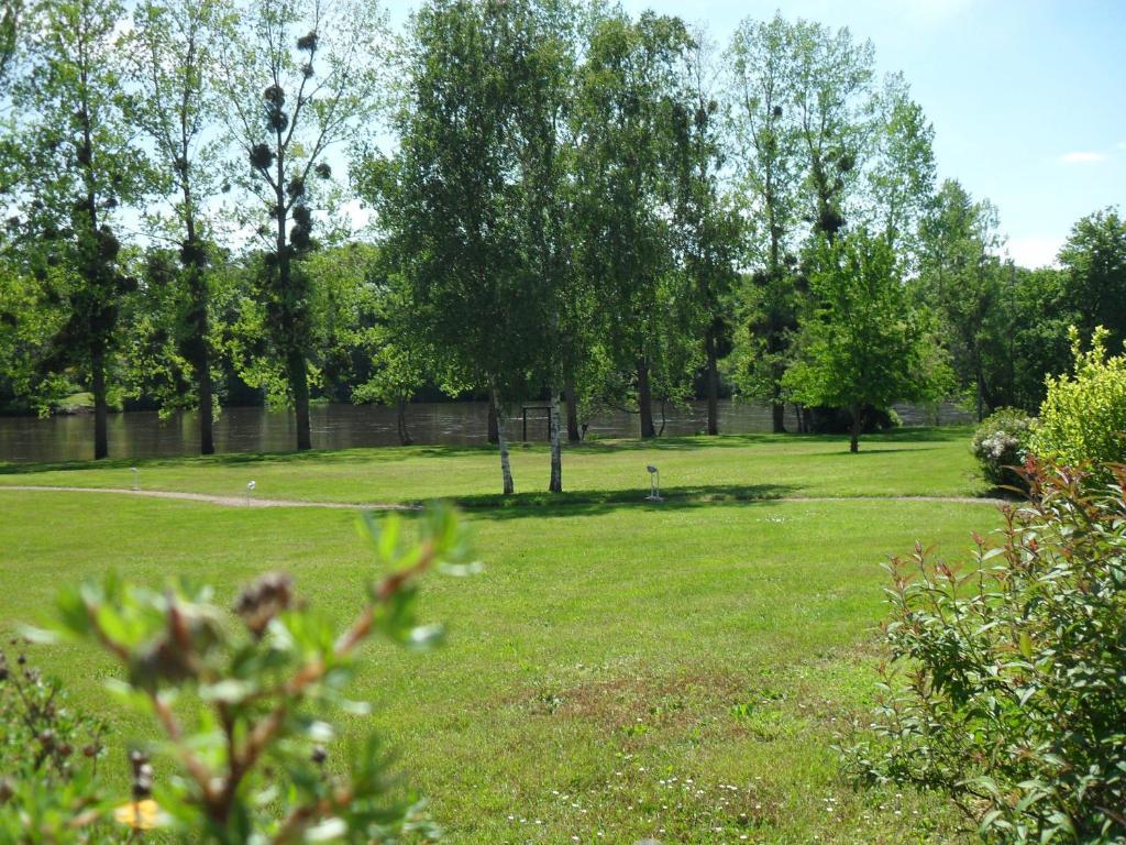 Logis Hotel Val De Vienne Le Vigeant Εξωτερικό φωτογραφία